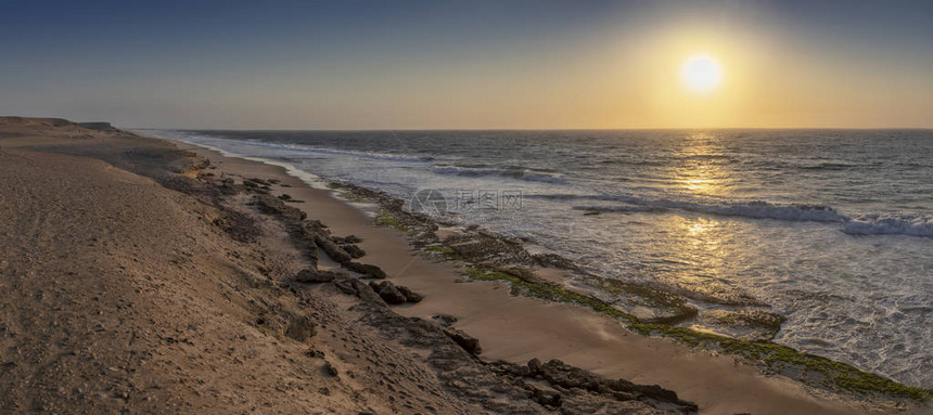 纳米贝沙漠野生海滩上美丽的全景日落图片