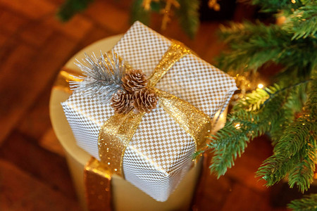 经典圣诞装饰新年金纸礼盒图片