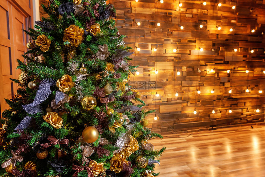 经典圣诞装饰室内房间树与金色装饰图片