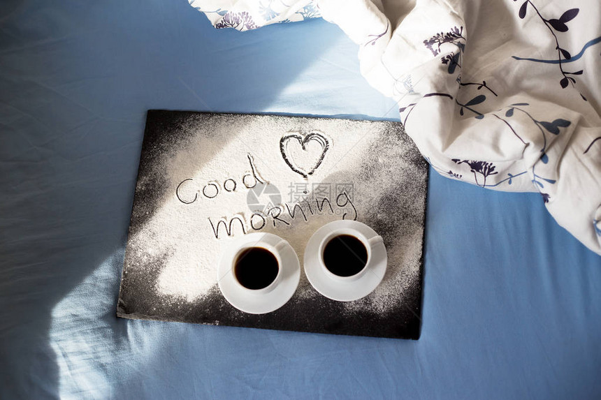 早上好把面粉贴在板子上还有咖啡杯图片