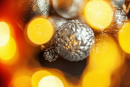 银球和金灯的圣诞新年作文图片