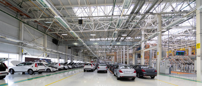 以旧换新汽车从传送带上移开汽车工业的工厂车间生产和组装机背景
