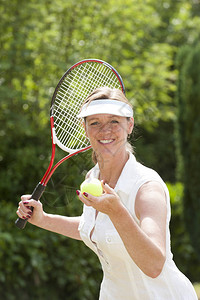 一位女网球运动员的肖像握着背景图片