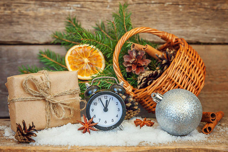 圣诞新年作文冬季物品礼盒冷杉树枝篮松果球雪橇蜡烛闹钟在破旧的仿古木制背景上圣诞假期12月背景图片