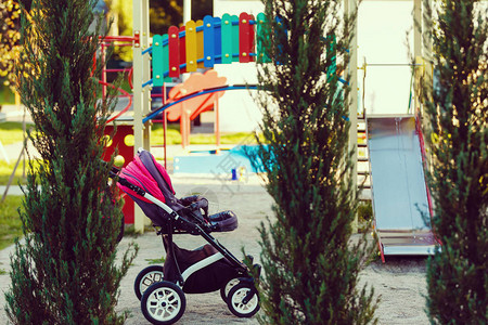 婴儿车对着户外游乐场图片