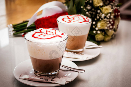 两杯用心装饰的咖啡情人节的饮料图片