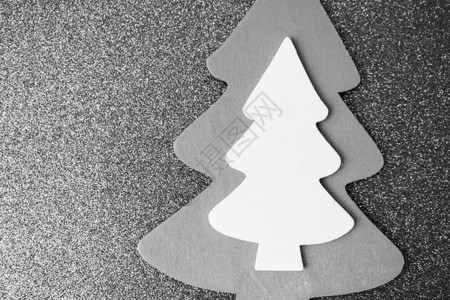 节日圣诞冬季快乐美丽的黑白背景与小玩具木制自可爱圣诞树平躺顶视图图片