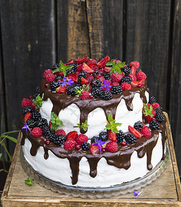 用水果和鲜花装饰的两层大蛋糕花水果和浆果的组成时尚婚礼蛋糕乡村蛋图片