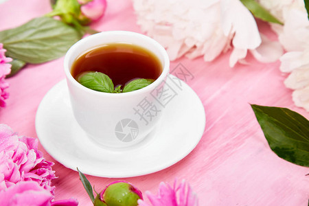 粉红背面的花朵和一杯咖啡复制图片