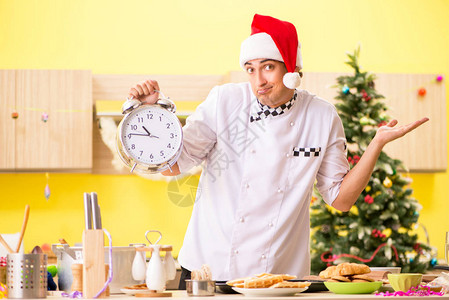 年轻厨师丈夫在圣诞节前图片