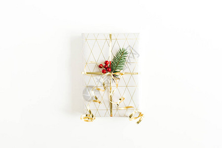 圣诞节新年节日配有礼物盒红莓和白色背景的金饰图片