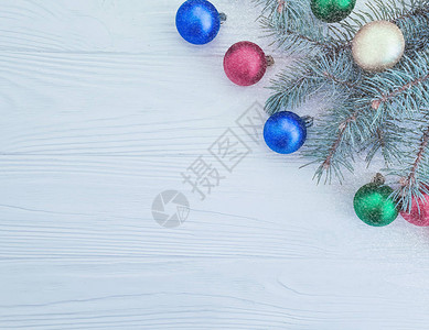 圣诞球木制背景上的树图片