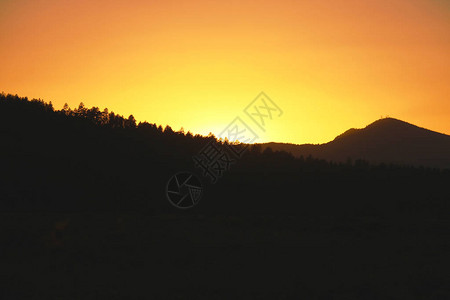 山上美丽的夕阳与美丽的橙色天图片