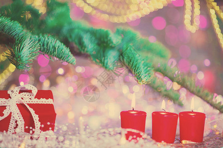 圣诞贺卡新年晚会主题背景在五颜六色的节日灯饰的背景下背景图片