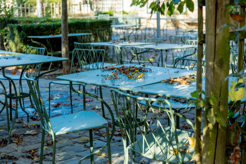 在法国凡尔赛咖啡馆的绿色金属桌子图片