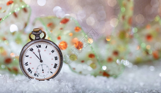 新年倒计时新年以旧手表Bokoh背景复制空间图片