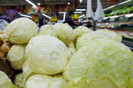 在商店里交易蔬菜在杂货店或市场上的卷心菜篮子里的蔬菜食品店有机食品收成秋天的季节背景图片