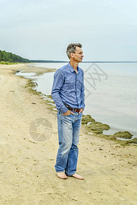 海边沙滩上行走的人图片