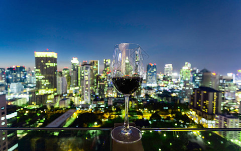 红酒的葡萄酒杯在城市b图片