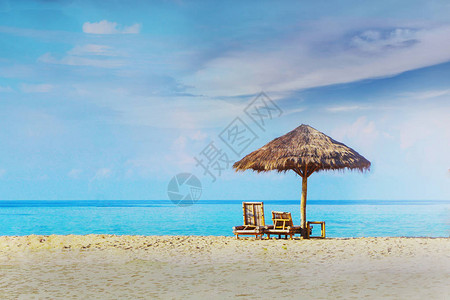 在蓝天的热带海滩的一间小屋图片