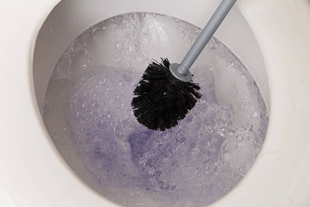 在冲水时用黑刷洗涤的紫白泡沫图片