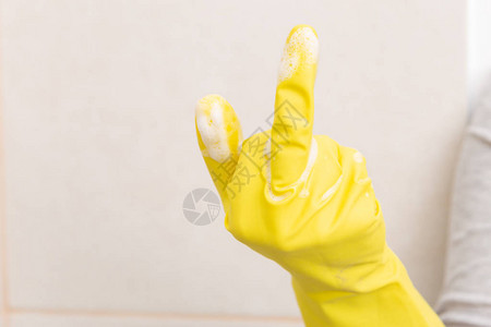 中指举起手势用黄色橡胶手套特贴作为背景图片