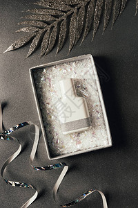 盒子里的香水瓶银丝带和灰色图片