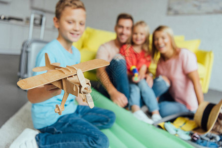 男孩玩具木制飞机图片