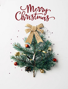 绿松树枝的顶视图装饰成节日圣诞树图片