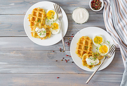 健康早餐或零食土豆华夫饼和煮鸡蛋放在图片