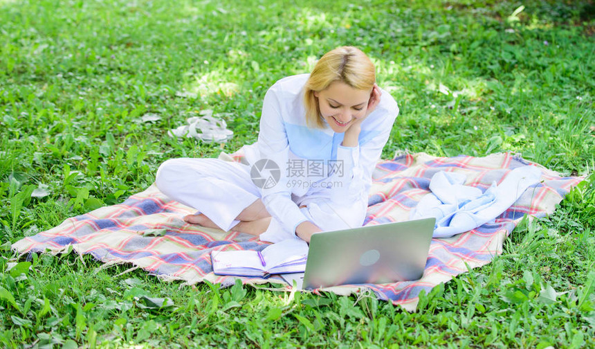 商务女士自由职业者在户外工作商务野餐概念开始自由职业的步骤在线商业理念概带笔记本电脑或笔记本的女人坐在地图片