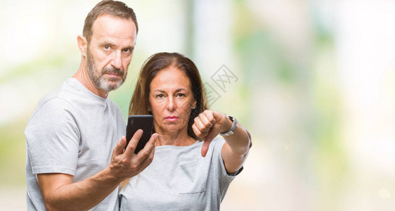 中年的黑皮人情侣在智能手机和孤立的背景上发短信图片
