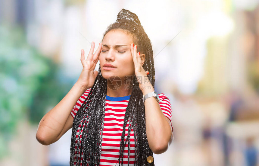 年轻的编织头发非洲裔美国女孩在孤立的背景下用手放在头上图片