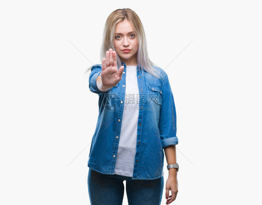 年轻的金发女郎在孤立的背景下停止用手掌脸上带着消极和严肃的图片