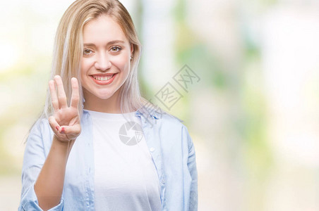 年轻的金发女郎在与世隔绝的背景下出现并用第三号手指向上方图片