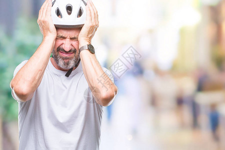 穿着自行车安全头盔的中年老骑自行车者孤立背景图片