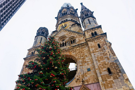 德国冬季柏林的圣诞树和凯撒威尔姆纪念教堂在集市上举行基督复图片