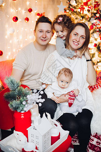 圣诞节快乐家庭的肖像孩子们拥抱和亲图片