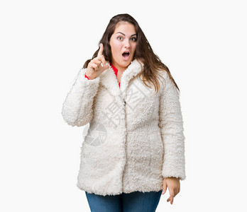 美丽的大码年轻女子穿着冬季羊皮大衣图片