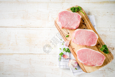 新鲜生肉猪肉面包无骨牛排图片