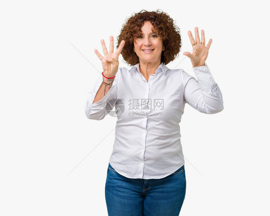美丽的中年高级商务女在与世隔绝的背景下展示并用9号手指向上方图片