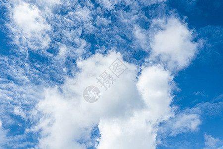 天空和云彩明亮的蓝色图片