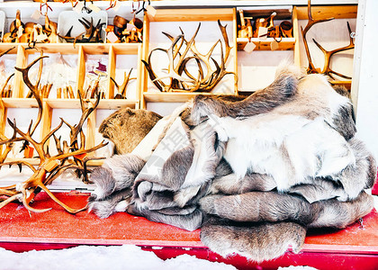冬季芬兰在拉普兰的Lapland用驯鹿皮和角等传统纪念品图片