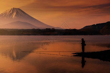 日本Yamanashi的Silhouette渔民在Shoji湖钓鱼图片