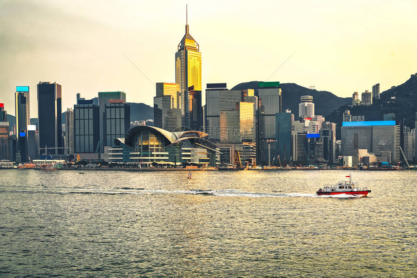 水船和维多利亚港在香港从九龙图片