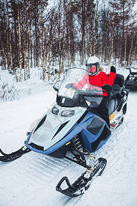芬兰冬季雪地摩托的女人图片