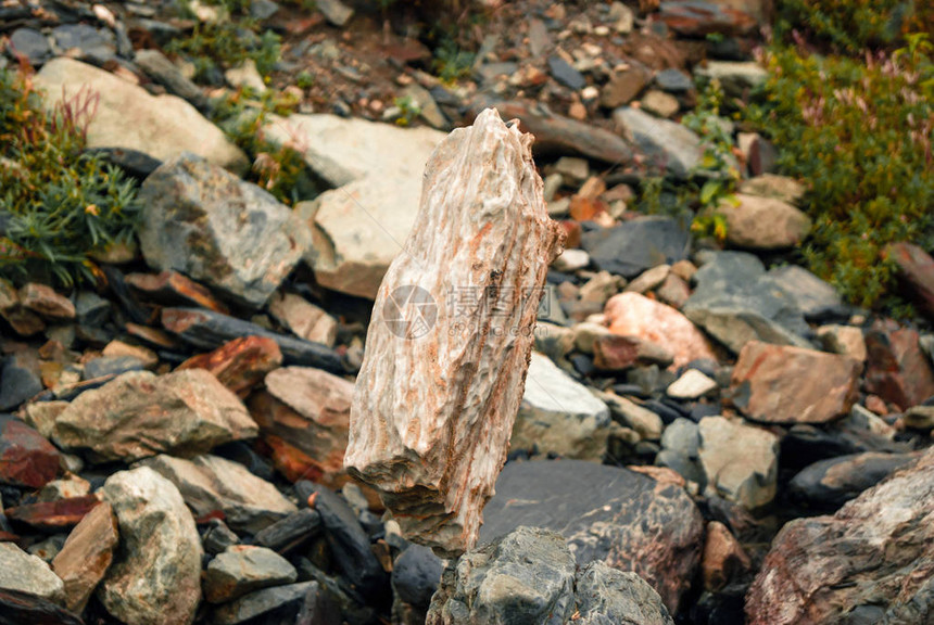 轻质天然鹅卵石垂直竖立在另一块石头图片