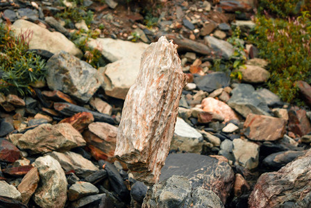 轻质天然鹅卵石垂直竖立在另一块石头图片