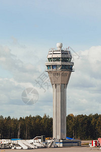 晴天的机场交通管制塔图片
