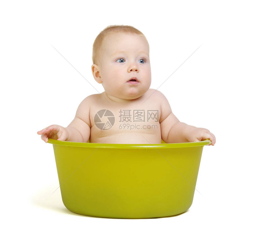 可爱的宝在浴缸里洗澡图片